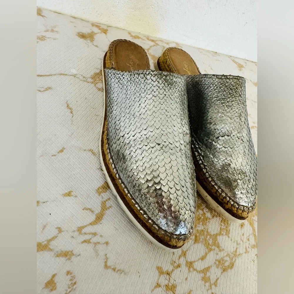 🔥🔥FINAL CLEARENCE🔥🔥 FREE PEOPLE Silver Snake Shoes - Picture 3 of 7